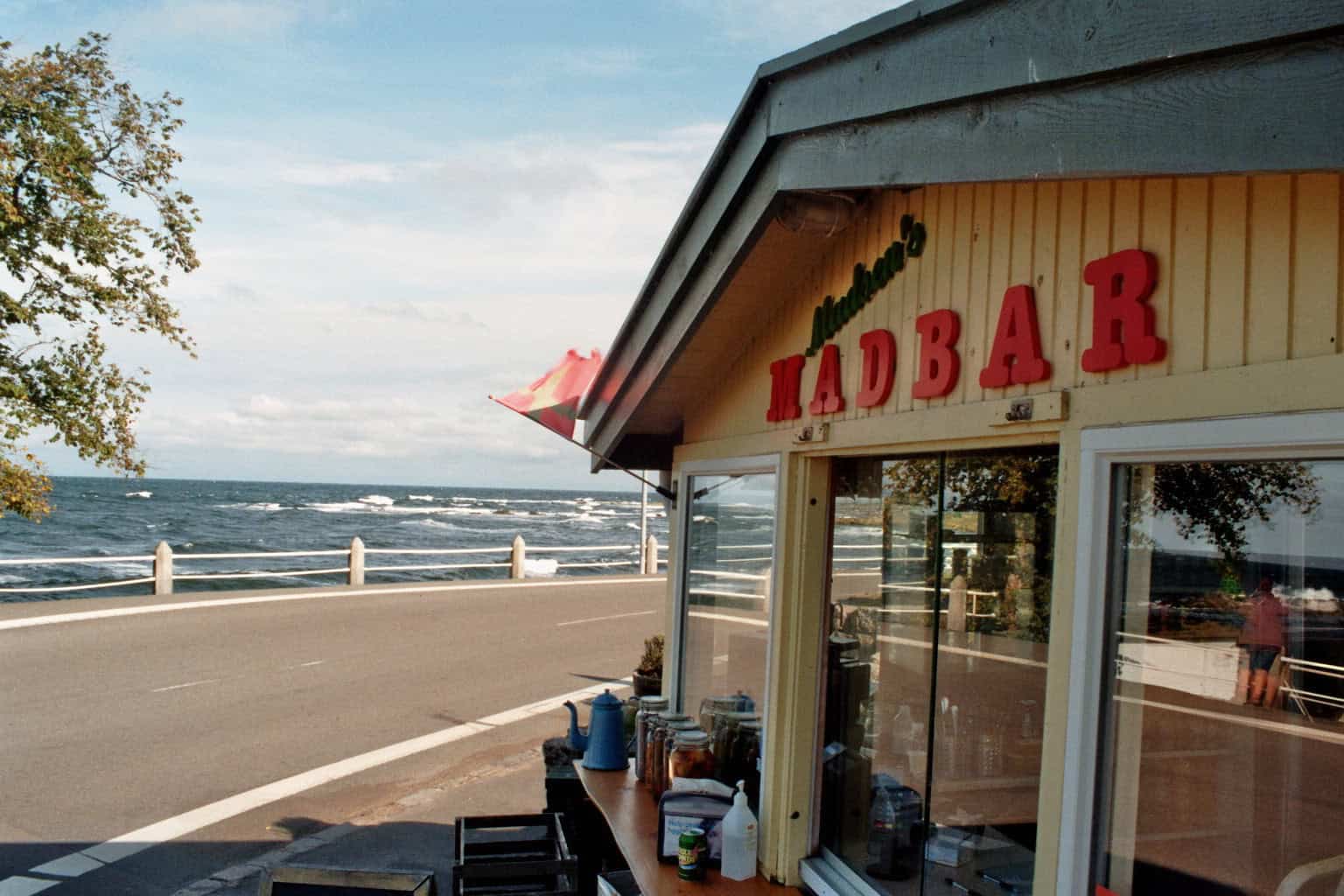 Madsen’s Madbar in Svaneke: Hafenflair und Bushaltestellen-Charme