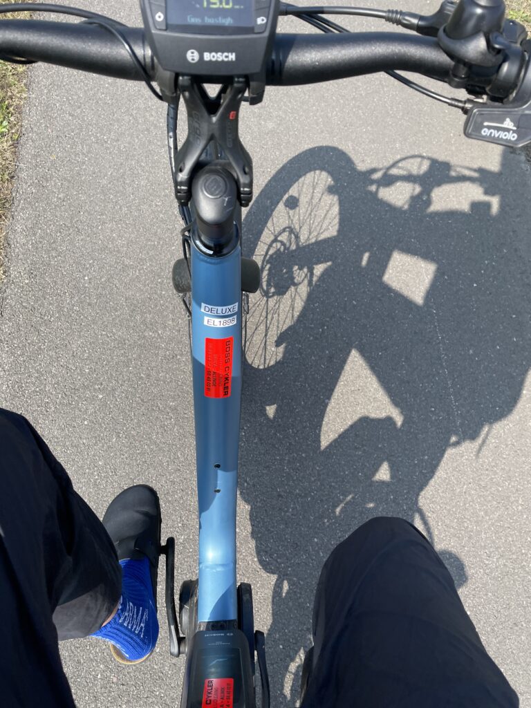 Person fährt mit einem Mietfahrrad auf einem Radweg auf Bornholm – ideale Mobilitätslösung für Remote Worker*innen ohne eigenes Fahrrad auf der Insel.